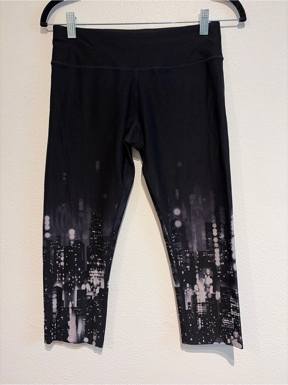 Dkny Black City Skyline Print Capri Leggings
